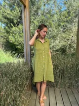 Vestido camisero azul sin mangas de lino italiano, con botones de nácar y corte a la rodilla.