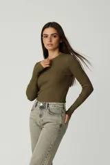 Remera manga larga de viscosa y elastano, color verde militar, con cuello redondo y diseño acanalado ajustado al cuerpo.