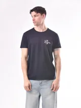 Remera azul oscuro de manga corta con cuello redondo y estampado pequeño en el pecho.