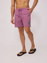 Short de baño color lila con cordón ajustable en la cintura y parche con logo de la marca en la pierna.
