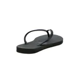 Ojotas negras de goma con tiras finas.