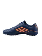 Championes de fútbol Umbro Classico III TF, color azul marino con detalles en verde flúor.