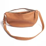 Cartera bandolera de cuero graneado color marrón, con correa ajustable que rodea toda la cartera. Tiene forma de media luna con bordes redondeados y logo Loria Studio grabado en el frente. Interior forrado en algodón.