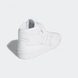Zapatillas Adidas Forum Mid, color blanco, de caña media, con cierre de cordones y tira de velcro en el tobillo. Confeccionadas en cuero granulado y cuero sintético, con forro textil y suela de goma cosida.