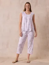 Conjunto de pijama marca René Rofé, compuesto por remera de escote en V con botones y pantalón capri con cintura elastizada, ambos en tejido soft estampado.
