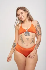 Conjunto de bikini azul con estampado de hojas de palmera en tonos celeste, rosa y verde. El corpiño es de triángulo con aro y tirantes finos. La bombacha es tipo colaless con tiras laterales ajustables.