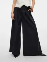 Pantalón negro de pierna ancha con cierre de gancho y cremallera, bolsillos laterales y detalle plisado.