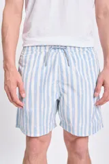 Short de baño celeste con rayas verticales blancas con efecto acuarela, cintura elástica y cordón ajustable.