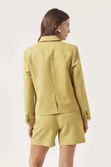 Short de vestir color amarillo mostaza, de corte recto y tiro alto.