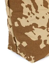 Bolso shopper con estampado animal print en tonos beige y marrón. Tiene doble asa de hombro y cierre superior.