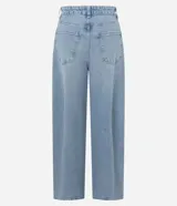 Pantalón de jean celeste, modelo barrel, con trabillas en la cintura, bolsillos y detalle de recorte en la entrepierna.