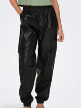 Pantalón cargo negro de efecto cuero, con cintura elástica, bolsillos laterales con solapa y puños elásticos.