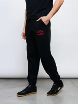 Pantalón de jogging azul marino de felpa sin friza, con puños elásticos y logo de Umbro bordado en celeste.