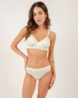 Bombacha bikini tiro alto color borgoña, de microfibra sin costuras y laterales anchos.