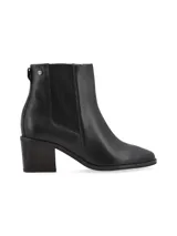 Bota de caña media con estampado de piel de serpiente en tonos marrones, con elásticos laterales negros y taco de madera.