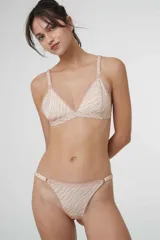Soutien triangular negro sin aro, con detalles de encaje y copas suaves.
