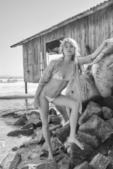 Conjunto de bikini azul de terciopelo, compuesto por un corpiño triangular con tirantes finos y una bombacha con lazos laterales.