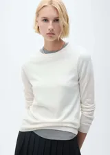 Sweater blanco de tejido de lana con cuello redondo y mangas largas.
