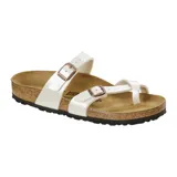 Sandalias Birkenstock modelo Mayari, color blanco perlado, con dos correas finas ajustables con hebilla metálica color cobre.