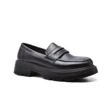 Mocasines negros de cuero sintético con suela track y detalle de antifaz.