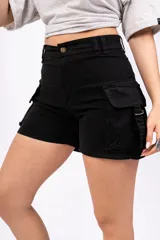 Short de jean negro con bolsillos cargo laterales y corte ajustado.