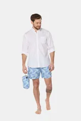 Short de baño celeste con estampado de hojas blancas, cintura elástica con cordón ajustable, dos bolsillos laterales y suspensor de malla fina.