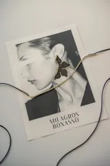 Aros colgantes con forma de flor roja con glitter, detalle de strass y gancho de acero quirúrgico.