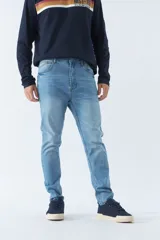 Pantalón de jean gris oscuro, corte carrot, tiro medio, con logo bordado y presillas para cinturón.