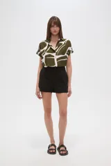 Short negro de algodón, corte mini, tiro alto y calce ajustado.