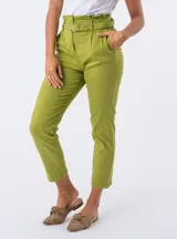 Pantalón capri verde oliva de tiro alto con cinturón con hebilla forrada, bolsillos laterales y pinzas delanteras. Confeccionado en poliéster y algodón.