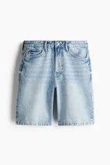 Bermuda de denim celeste, de corte recto y largo hasta la rodilla.