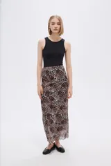 Body sin mangas color borgoña, de poliamida, liso, al cuerpo, con broches y cuello halter.