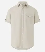 Camisa de hombre de manga corta en lino color blanco, con cuello clásico, botonadura frontal y bolsillo de parche en el pecho. Corte recto.