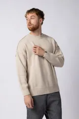 Sweater negro de tejido de punto grueso, corte holgado y cuello redondo.