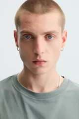 Camiseta de algodón de peso ligero, color verde musgo con efecto lavado, corte boxy fit y cuello redondo.