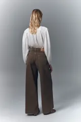Pantalón jean marrón de corte oxford, tiro alto y denim rígido.