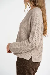 Sweater color beige de tejido de punto calado con lurex, de corte holgado y cuello redondo.