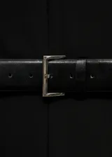 Mono largo negro de tejido fluido con cuello redondo, diseño recto, sin mangas y cinturón desmontable.