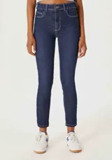 Pantalón de jean azul oscuro de tiro medio y corte skinny.