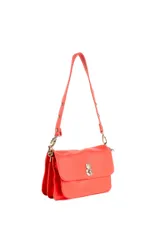 Bolso pequeño tipo acordeón, color coral vibrante, con múltiples compartimentos y cierre frontal con broche metálico. Incluye doble correa, una corta para llevar al hombro y otra larga ajustable.