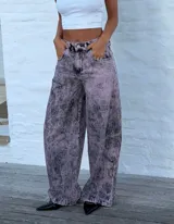 Jean de mujer color rosa con efecto acid wash, de corte holgado y tiro alto.