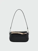 Cartera bandolera Marc Jacobs modelo The Clover Bag, con estampado animal print de cebra en blanco y negro, detalles en cuero negro y correa de cadena plateada.