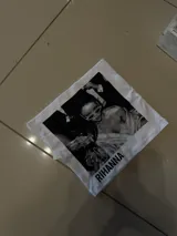 Remera blanca de algodón con estampado frontal en blanco y negro de Rihanna.