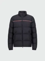 Campera puffer negra Moncler modelo Bouvaque, con cuello alto, cierre frontal con cremallera, bolsillos laterales con cremallera y detalle de franja horizontal blanca y roja en el pecho.