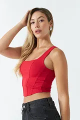 Top rojo de poliéster y spandex, sin mangas, con escote cuadrado y corte ajustado.