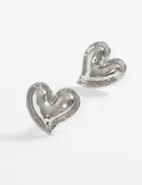Par de caravanas plateadas con forma de corazón.