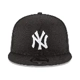 Gorro New Era modelo 5950, color negro con logo de los New York Yankees bordado en blanco en el frente.