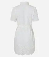 Vestido corto azul marino de laise con cuello camisero, botones delanteros, manga corta y aberturas caladas con bordado. Tiene lazo en la cintura y bajo bordado.