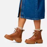 Bota de cuero color marrón con cordones, cremallera lateral y suela de goma.