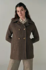 Chaquetón marrón de lana con cuello solapa, doble abotonadura frontal y bolsillos ojal.